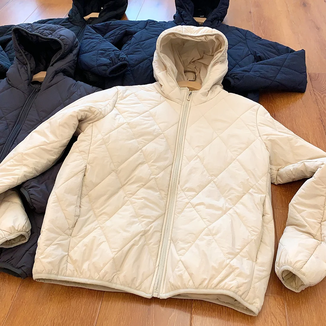 

Fashionable Urban Couple's Autumn Winter Diamond Patterned Air Cotton Jacket with Hood Zipper Waterproof Silk Cotton Outerwear