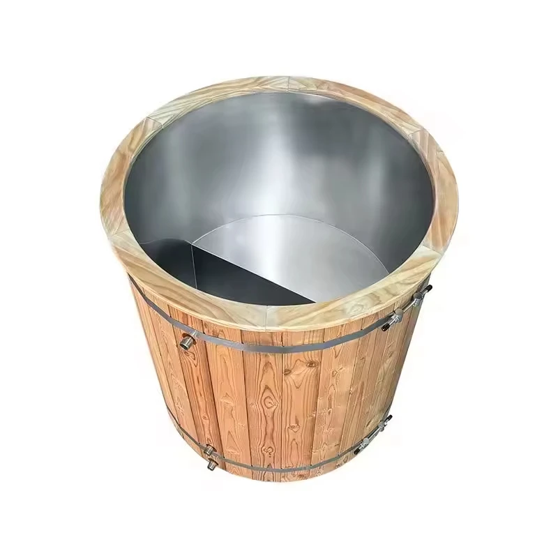 Piscina per immersioni fredde all'aperto da uomo in legno per sauna