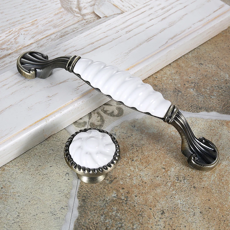 YM الطباعة الأوروبية السيراميك مقبض خزانة حديثة مقابض باب خزانة الملابس الكلاسيكية الذهب زهرة المقابض مقبض حديقة تسحب 7015