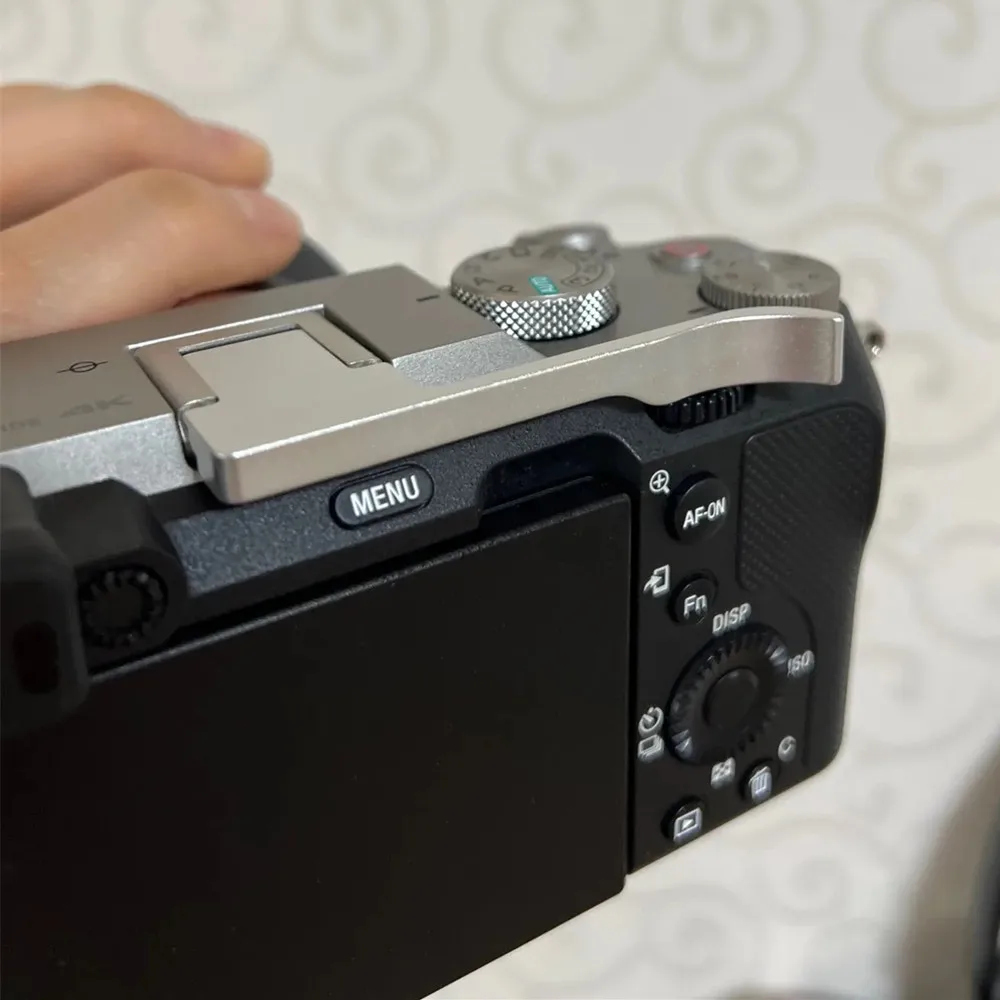 A7CR A7C2 معدن الحذاء الساخن الإبهام حتى قبضة اليد Hotshoe غطاء لسوني ILCE-7CR ILCE-7CM2 A7CII A7CM2 ، A7C مارك II ، ألفا 7C II