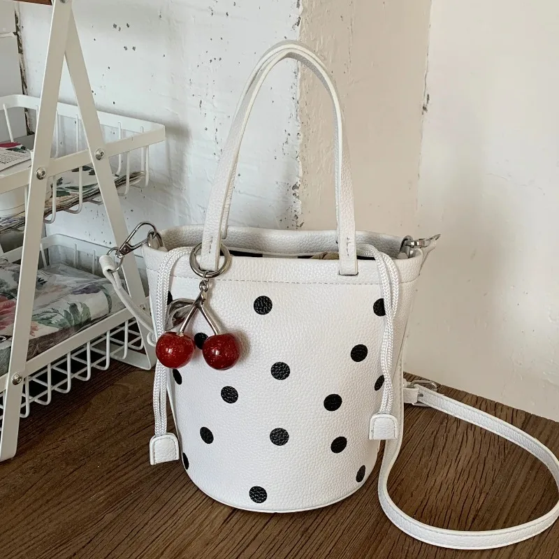 2025年夏の新作トレンド、レディースクロスボディトートバッグ、ラグジュアリーデザイナースタイル、カジュアルシックなバケットバッグ、カラーブロックと水玉模様のデザイン