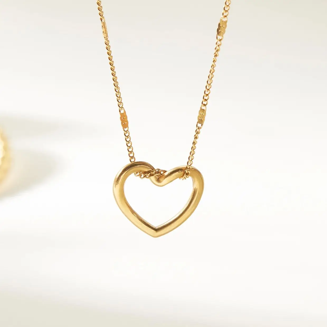 Stainless Steel Shiny Zircon Red Strawberry Necklace for Women Cute Romantic Love Heart Necklace Luxury Friendship Jewelry Gift