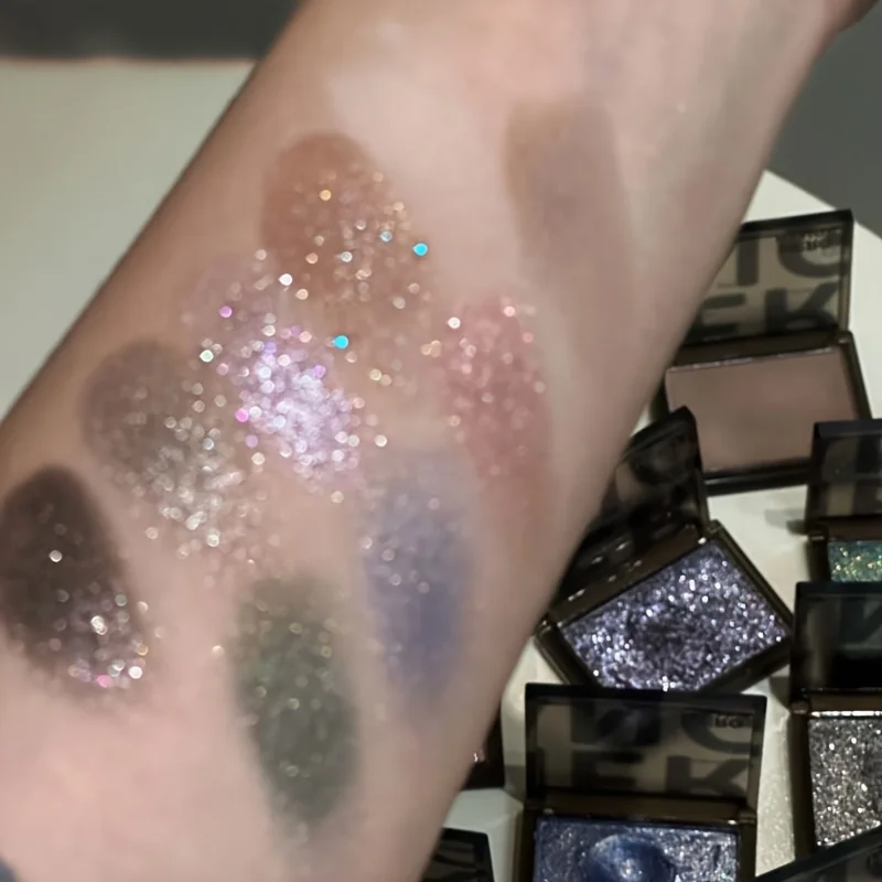 Ombretto mono |   Finitura perlato opaco a 1 colore |   Stili punk e dolci fumosi |   Pigmento a scoppio ad alto impatto |   12 ore di usura a prova di pieghe