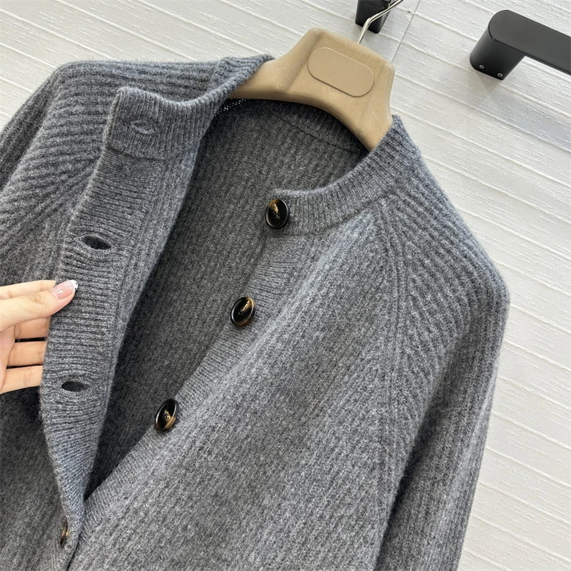 Strickjacke für Damen. Neues elastisches Strickoberteil mit langen Ärmeln für den Herbst 2026. Einreihiger Slim-Fit-Pullover. Strickwaren aus Kaschmirmischung