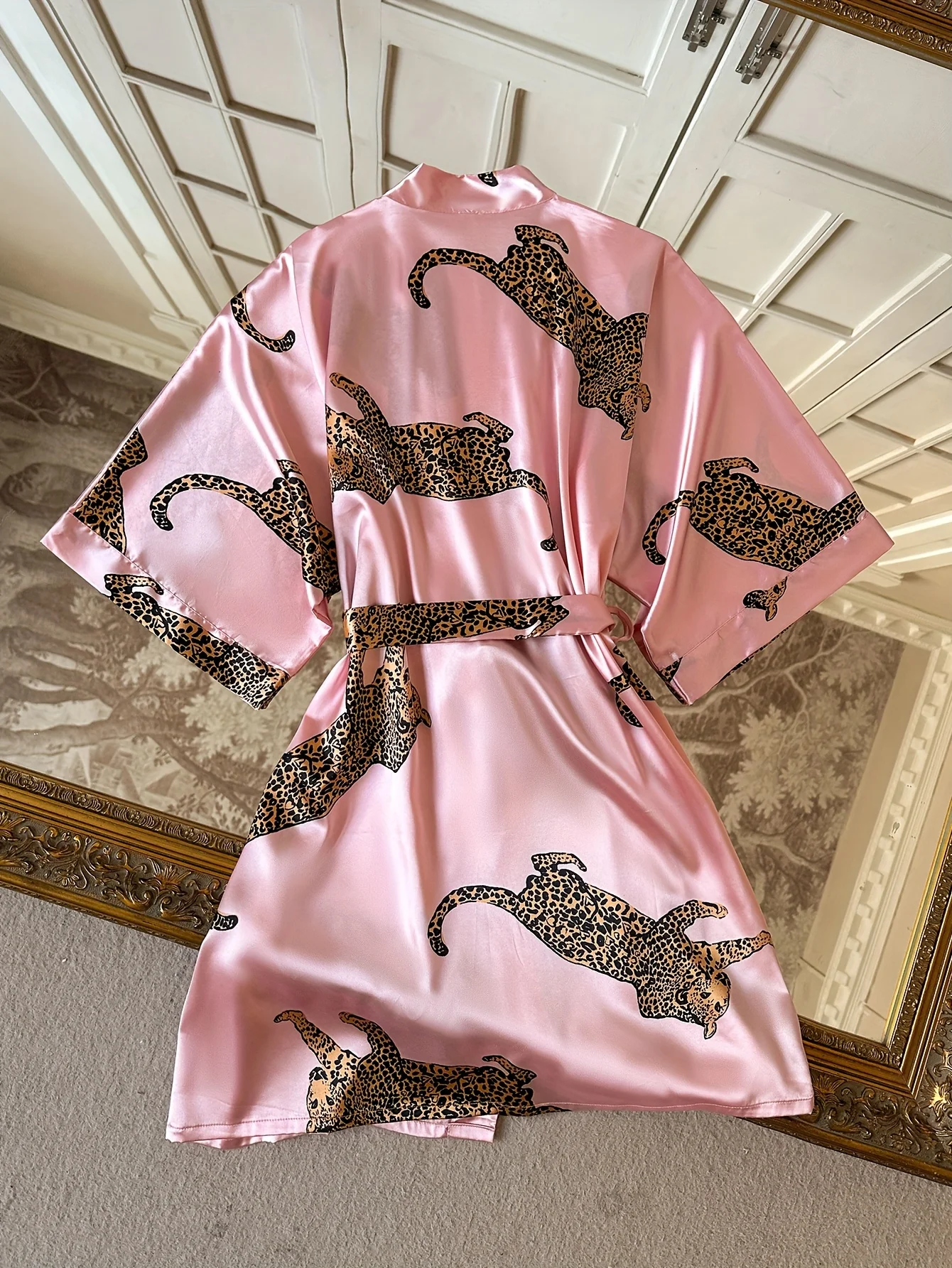 Fashion Satin Women Nightgown Leopard Print V Neck Comfortable Bathrobe Loungewear Wlegant and Breathable Ladies' Pajamas
