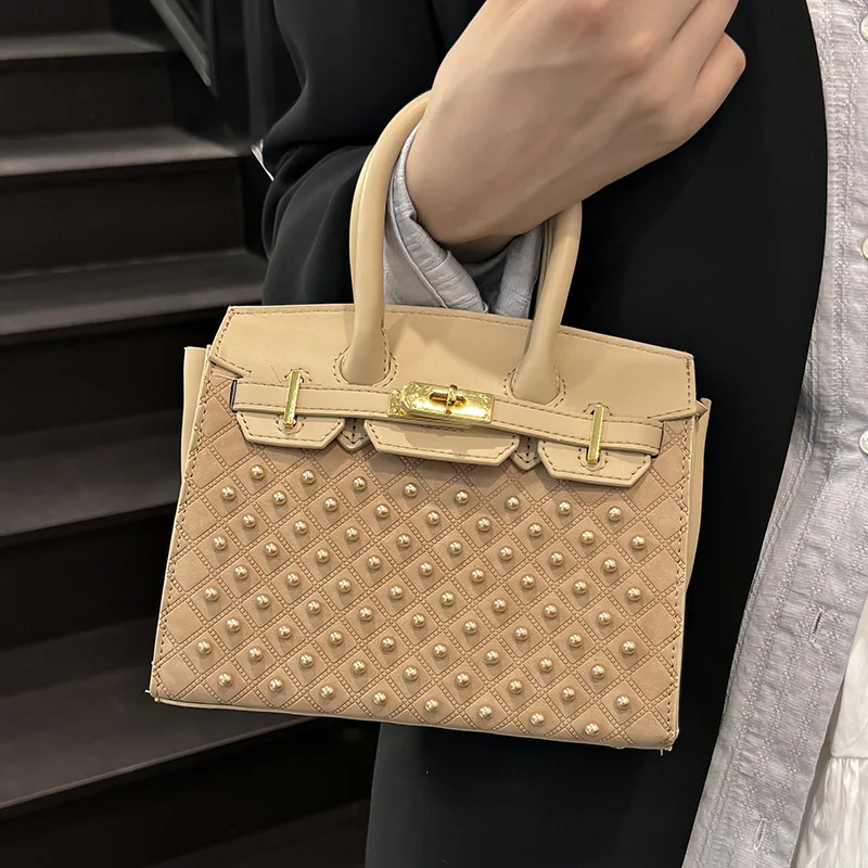 

Мини-сумка с шипами 2025 года, острая женская сумка через плечо, эффектная сумка через плечо и модный ручной клатч