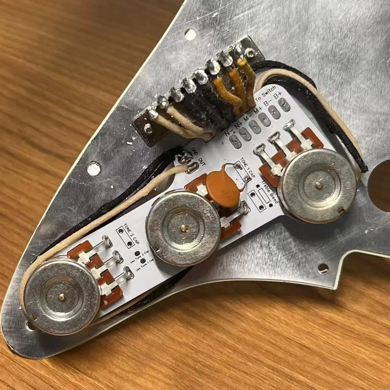 

Комплект проводки для гитары SSS 250 кОм с предустановленными однокатушечными звукоснимателями (N+M+B) - Полный комплект проводки ST