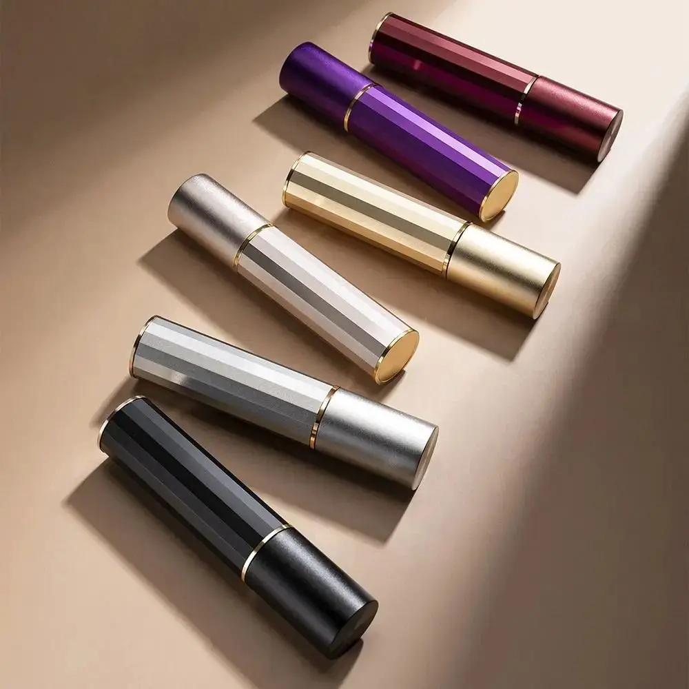 Szczelny, oddzielny pojemnik na kosmetyki w płynie z możliwością napełniania od dołu, metalowa pokrywa, przenośny dozownik w sprayu.