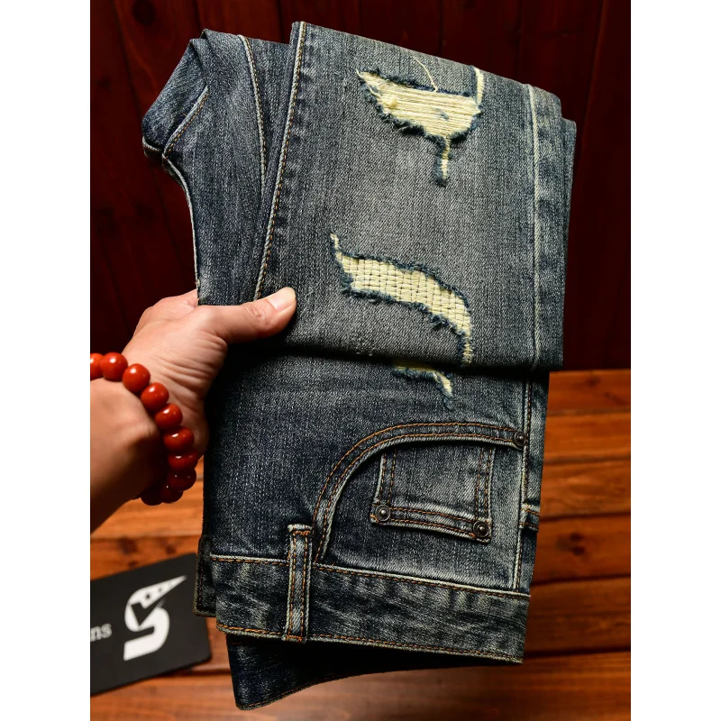 

Мужские джинсы с нашивками с рваными дырками 2025, скраппированный дизайн, приталенный крой, дизайн маленькой стопы, модная мода, синие джинсовые брюки в стиле ретро