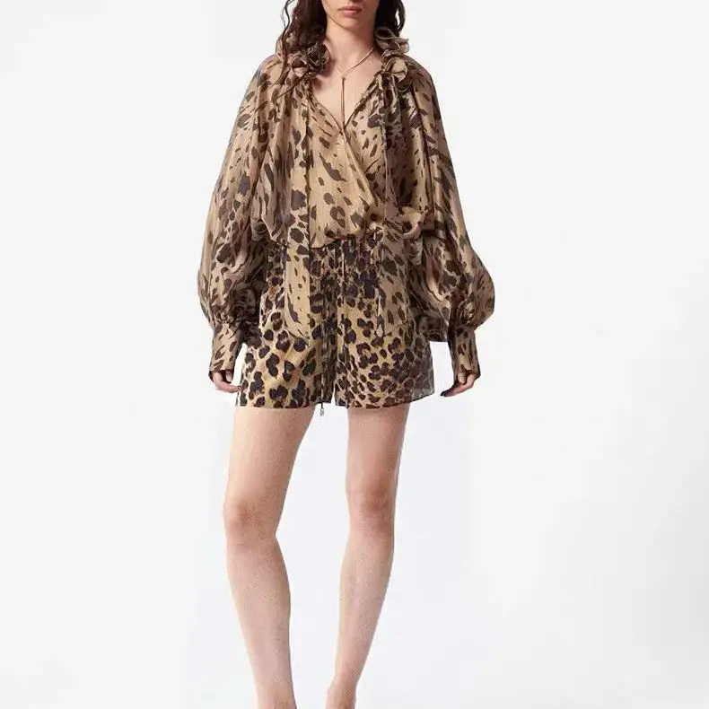 مجموعة أزياء نسائية حريرية 100% بطبعة الفهد قميص بياقة وأكمام واسعة + شورت بخصر مطاطي بدلة كلاسيكية