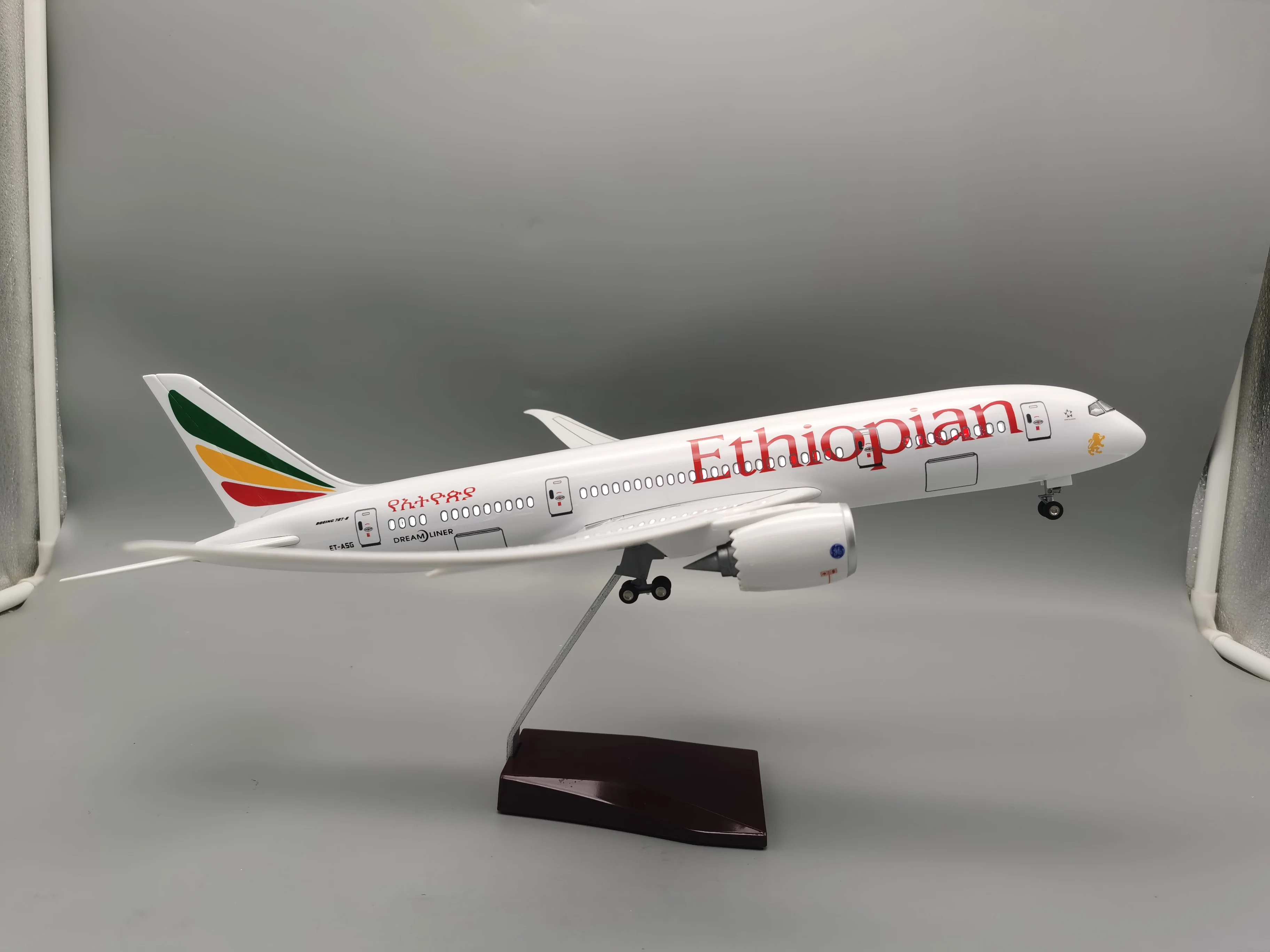 

43cm Ethiopian Airways B787 Resin Diecast Aircraft Model 1:130 Scale Plane Toy With LED Light & Wheels Collection Display Gift