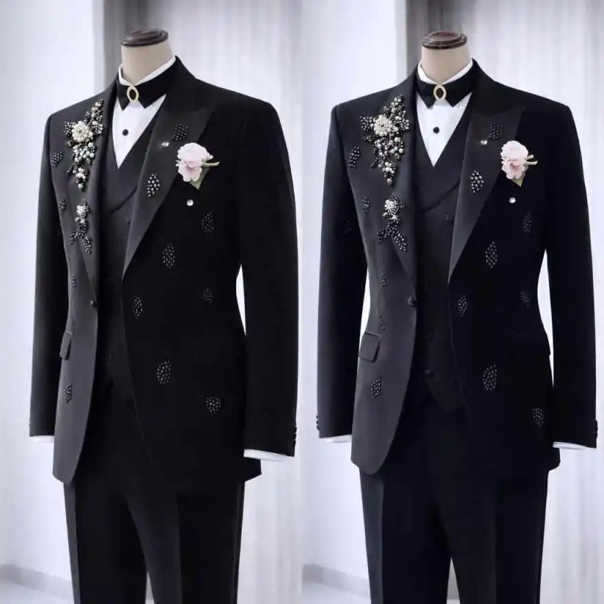 

Fashion Pearls Men Suits Peaked Lapel One Button Blazer Sets Beaded Classic Fit Groom Wedding Tuxedos 2 Pieces Customized