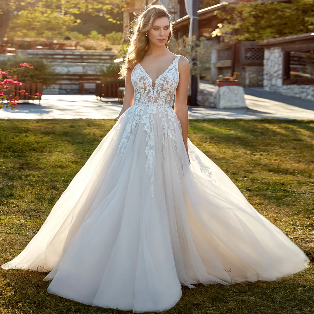 Customized A-Line Vintage Wedding Dresses V-Neck Sleeveless Romantic Appliques Sexy Backless Bridal Gowns