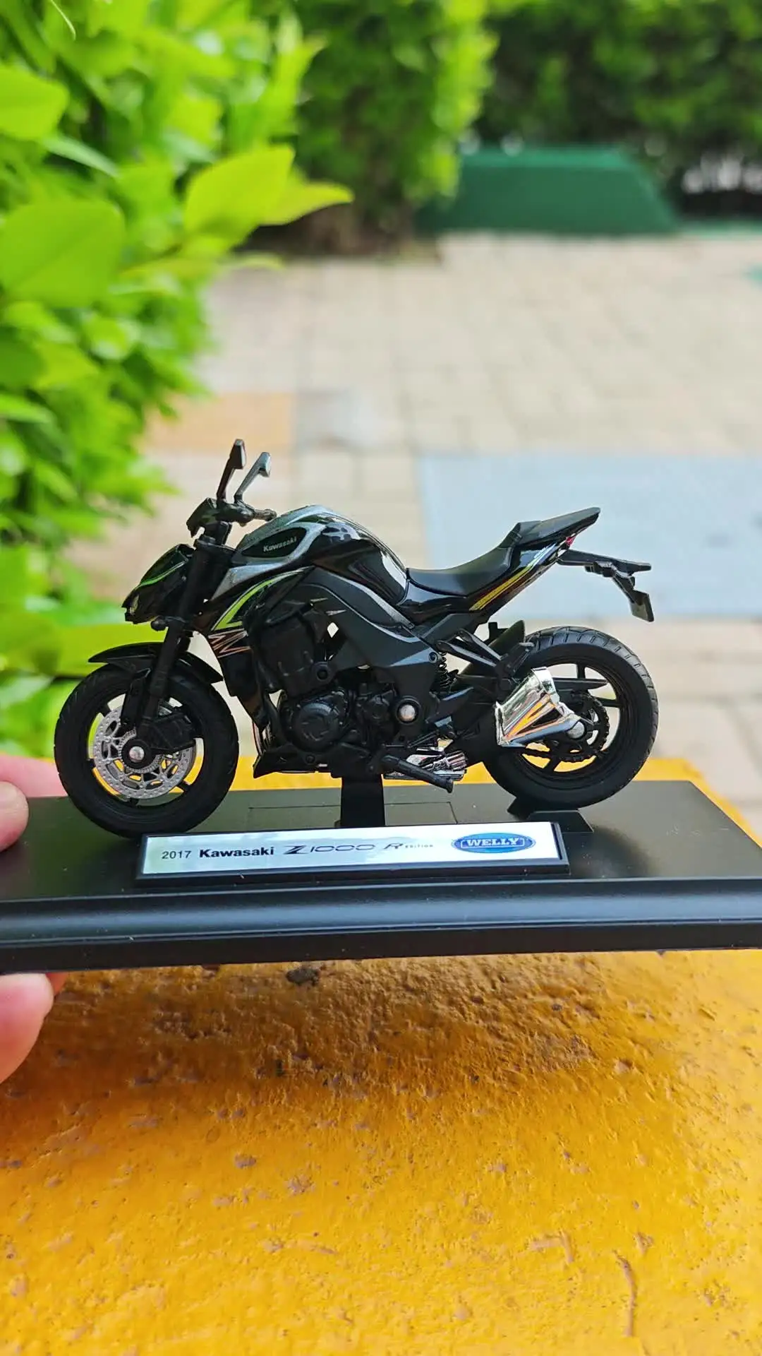 Welly 1:18 Kawwasaki Z1000 Alloy Diecast Motorcycle Model Workable