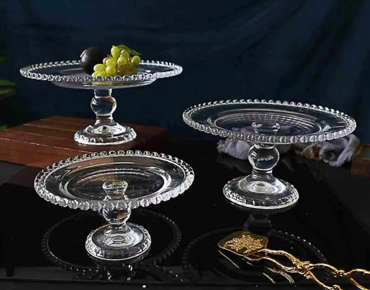Luxury Transparent Glass Cake Rack with Glass Cover Birthday Dessert Display Table Wedding Dim Sum Tray