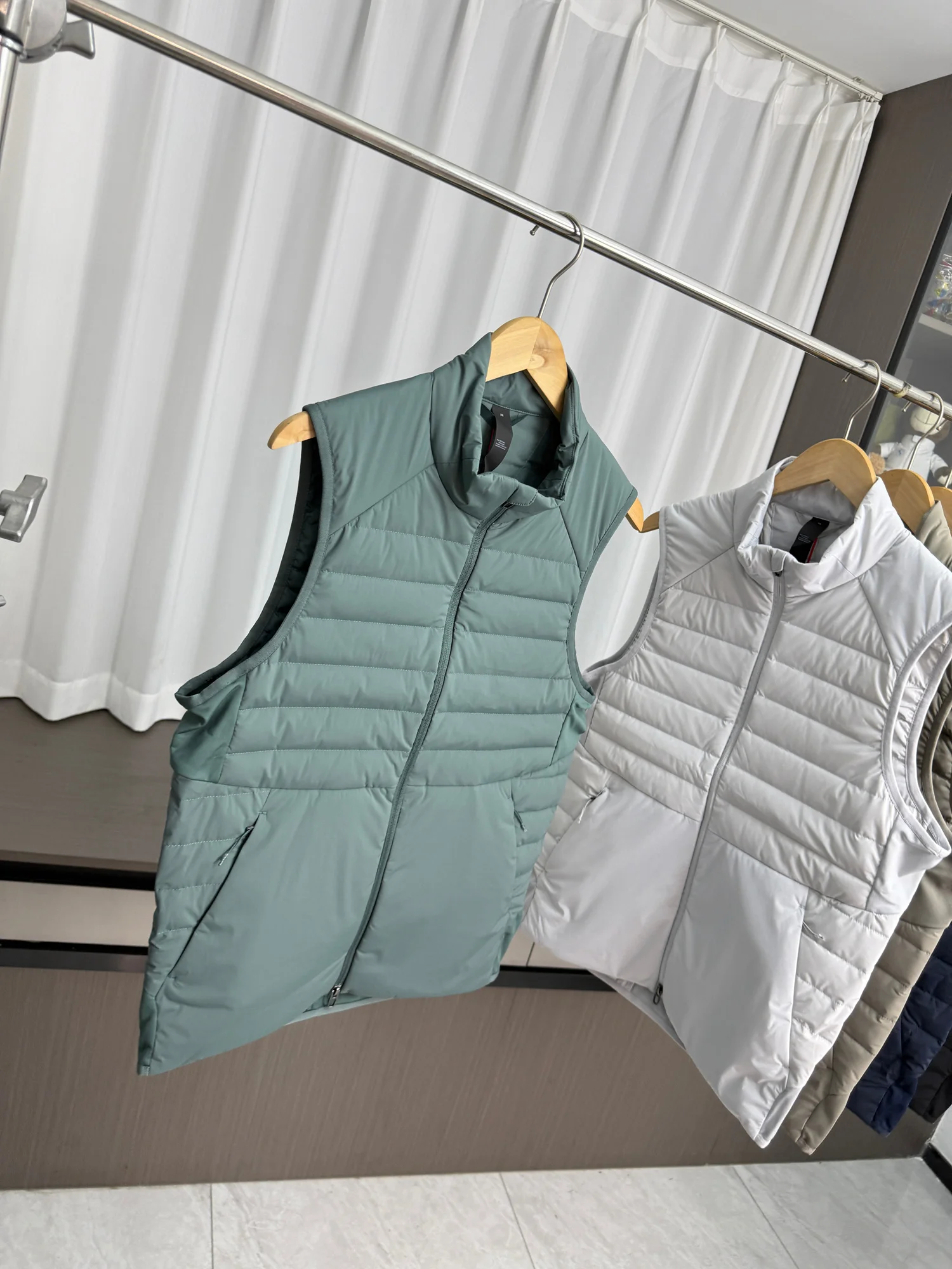 

Мужской городской пуховый жилет с 90% пуховым наполнителем, теплый, всесезонный, водонепроницаемый, молодежный, прямого кроя, на молнии