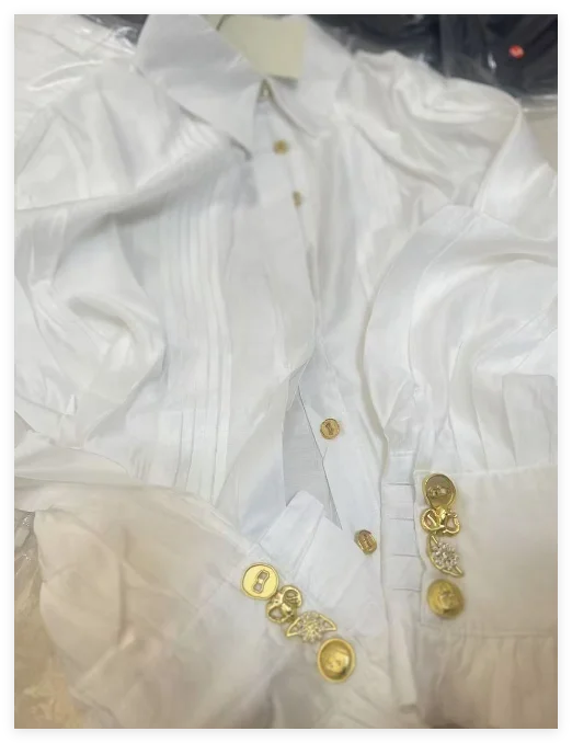 2025 novo outono inverno fivela de metal plissado borda de madeira tribunal estilo design nicho camisa branca para mulher blusa preta de comprimento médio