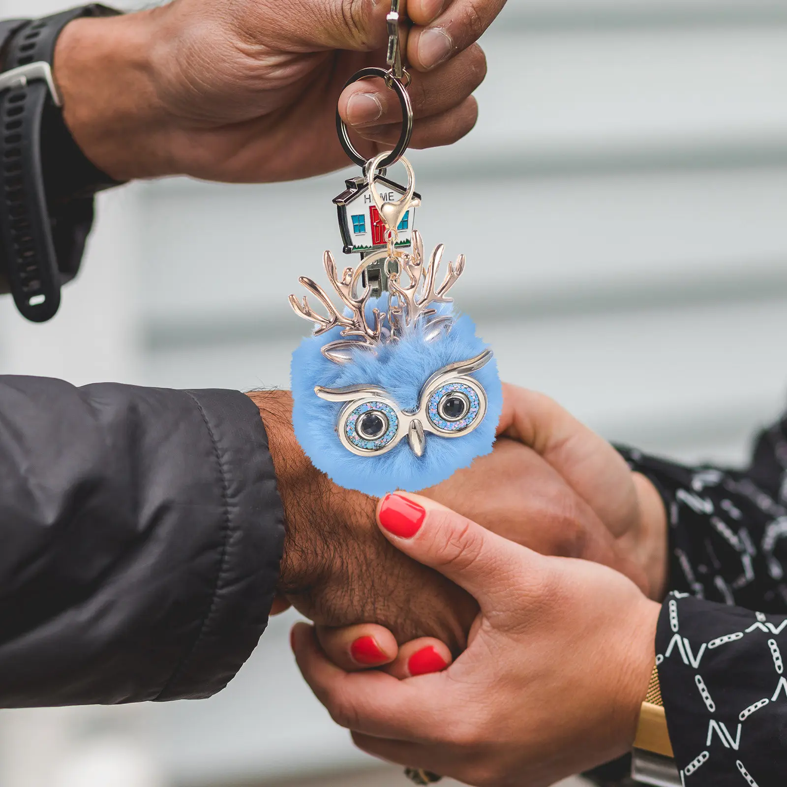 

2 шт. высококачественных брелоков-сувениров в виде совы, легко крепятся и снимаются, прочные, декоративные. ​ Брелок-подвеска в виде совы