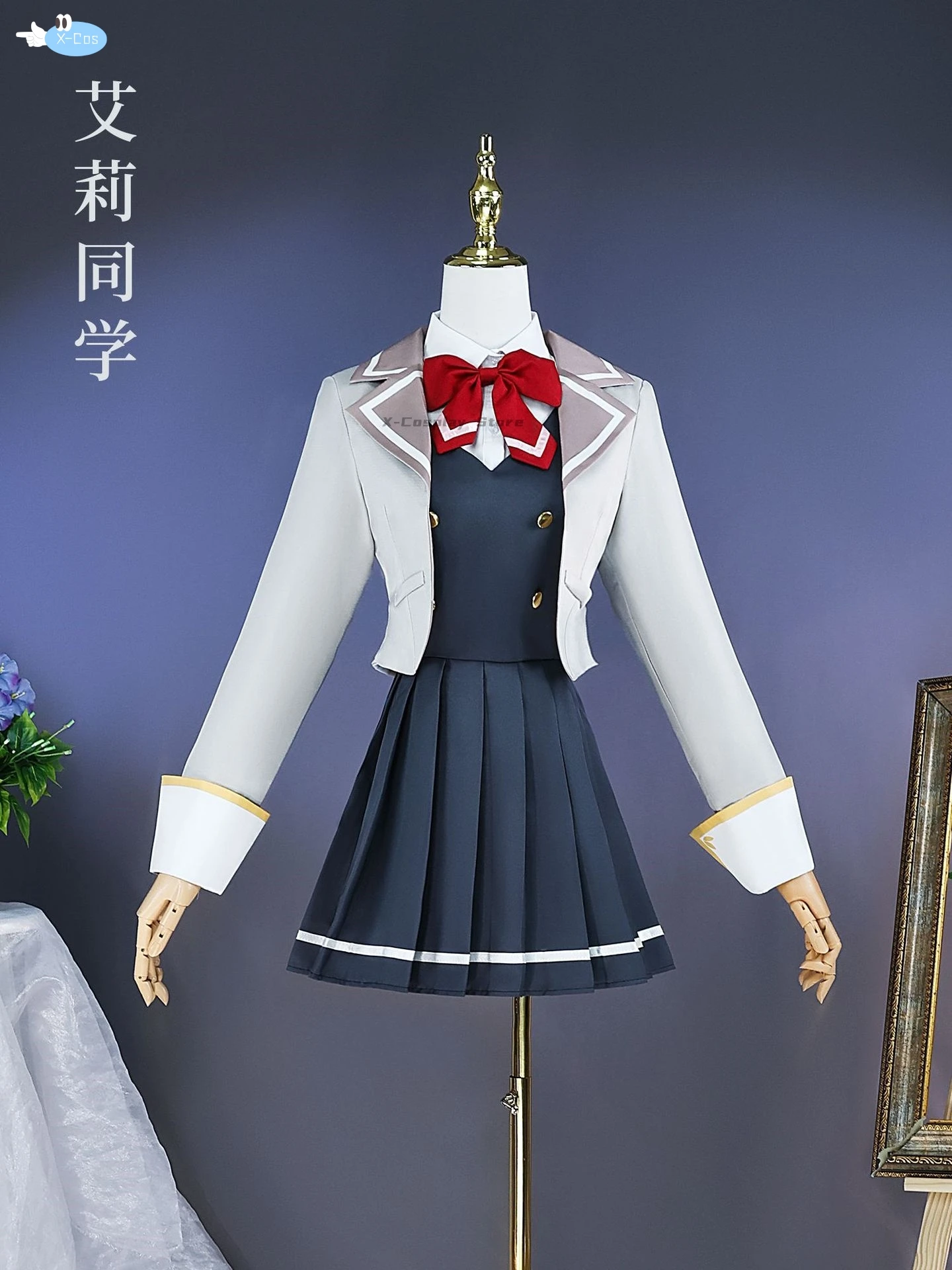 أليسا ميخايلوفا كوجو تأثيري زي ، زي مدرسة أنيمي ، لا يخفي مشاعرها في شعر مستعار روسي ، أحذية