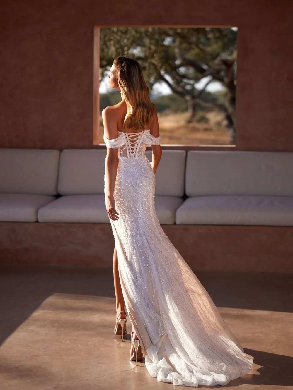 Abito da sposa in pizzo con perline ricamate lucide Collo a cuore Splendido abito da sposa 2026 Abiti personalizzati con spacco alto per la sposa