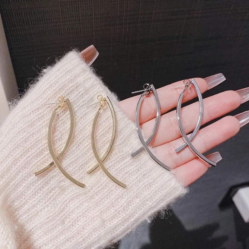 

Оригинальный дизайн, темпераментные геометрические металлические линии, висячие серьги с крестом для женщин, очаровательные корейские серьги, ювелирные аксессуары