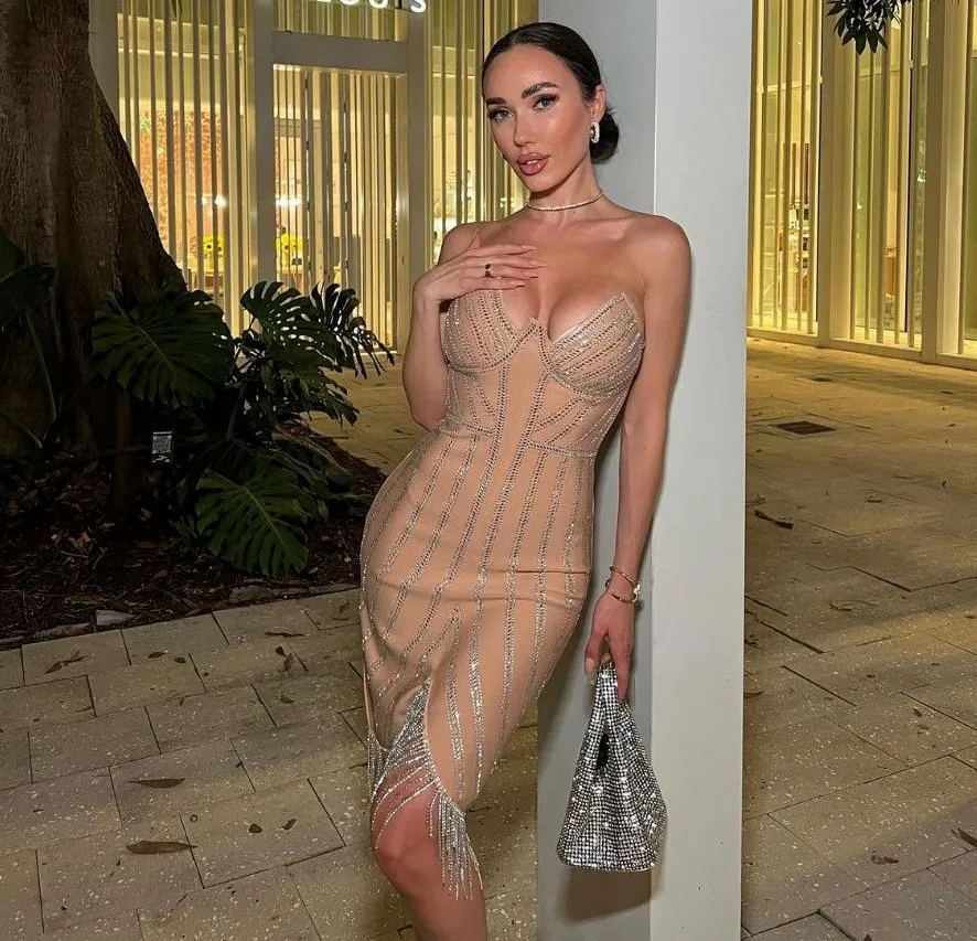 

Сексуальное боди с бисерной цепочкой и бахромой, подчеркивающее фигуру, и короткая юбка с высокой талией X-образного силуэта