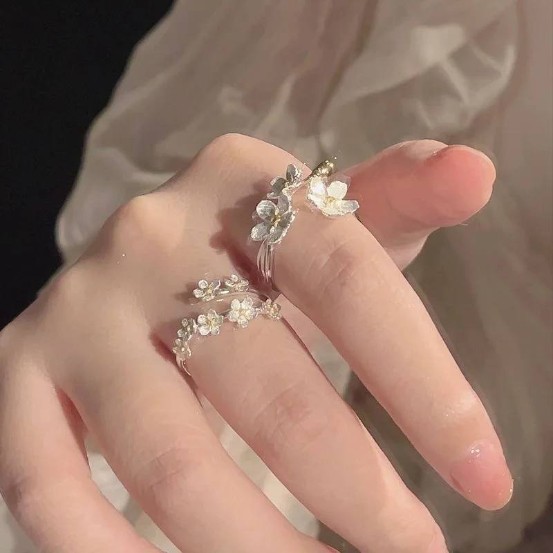 Sweet Elegant White Cherry Blossom Adjustable Open Ring for Women Three Flower Design Sense Index Finger Ring Fashion Jewelry