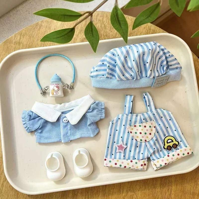 Erste, zweite und dritte Generation von Labubu-Gummipuppen, gekleidet in blauem Baby-Outfit mit Mütze und Hosenträgern