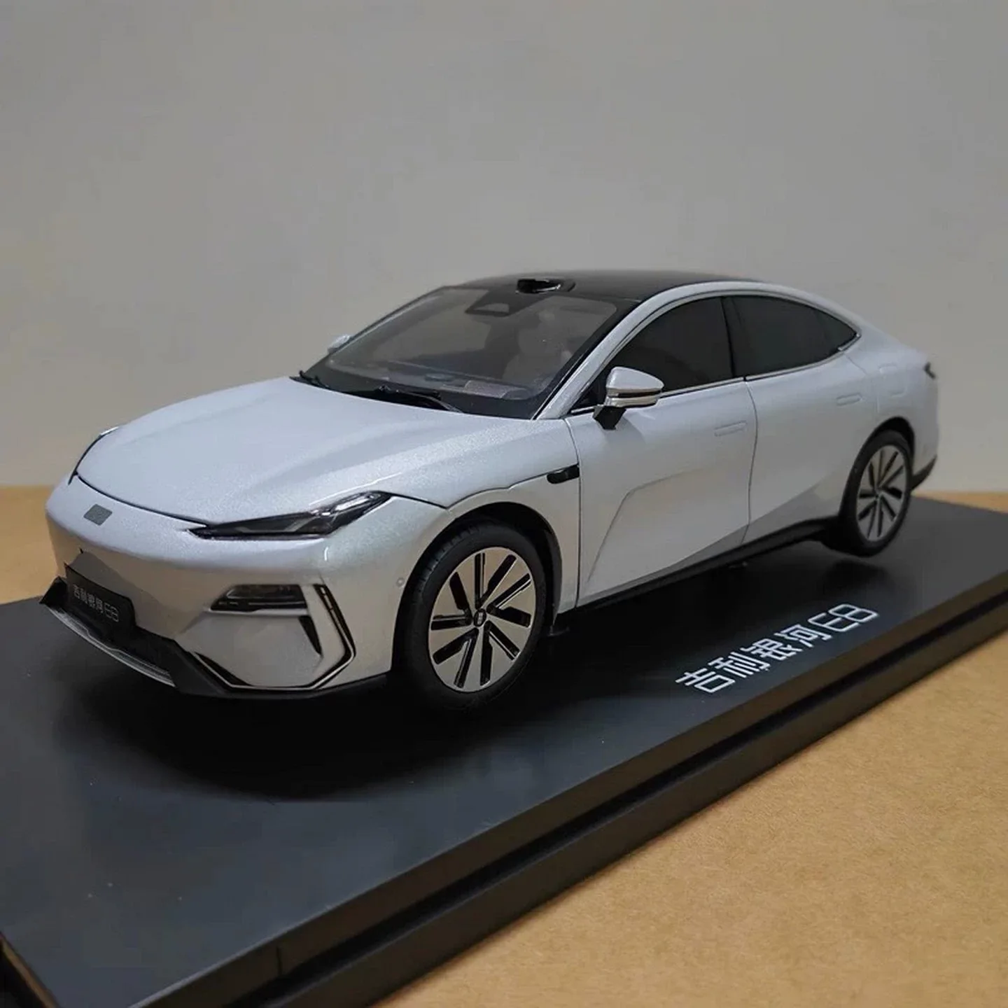 E8 Micromodel,Geely Die-Cast Metal Replica,Galaxy E8 Alloy Car Model, Display, Desktop Decoration,silver white,1: 18