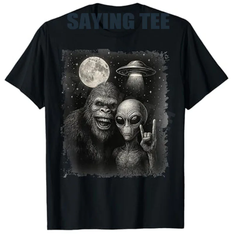 Funny Grunge Alien Selfie with Rock Bigfoot & UFO T-Shirt Y2k Art Awesome Saying Tee Alien Sasquatch Aesthetic Clothes Novelty