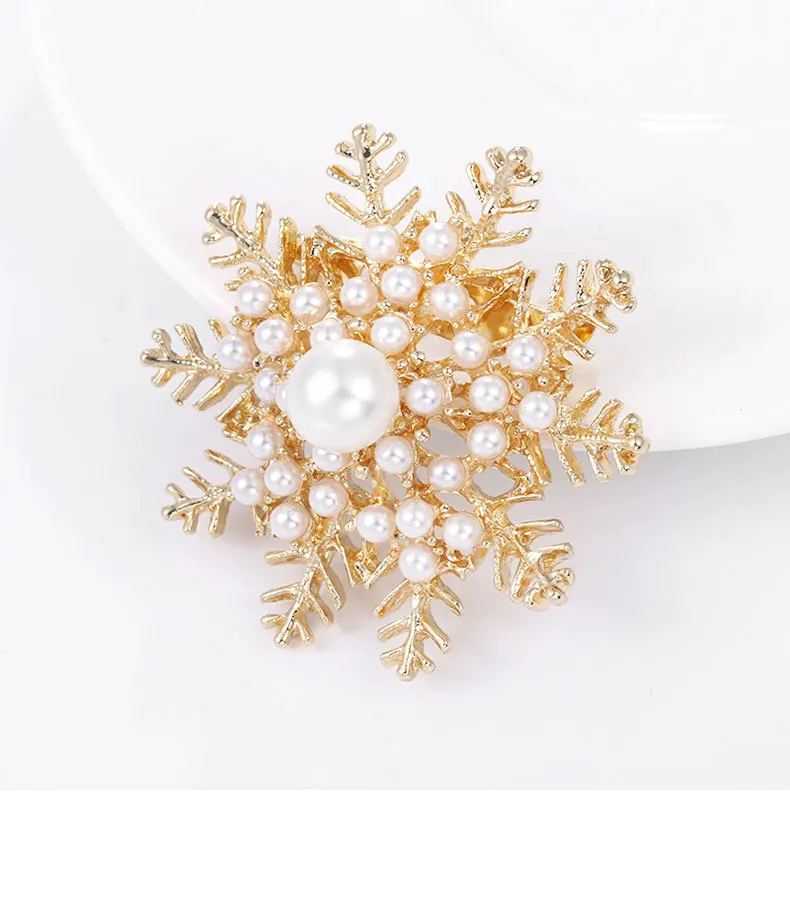Snowflake pearl brooch, stylish and elegant. With rhinestones, it has an elegant touch. V-neck design for a unique look. A versa