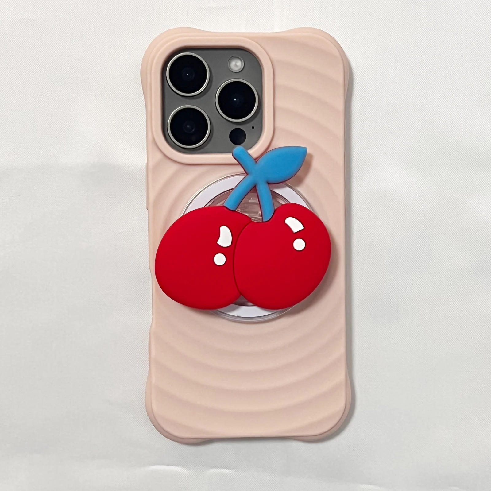 Niedlicher Cartoon-Handyhalter mit weichen roten Kirschen, Grip Tok Handyhülle mit Ständer für iPhone 17 Pro Max 16 Pro Max, Geschenk für Mädchen