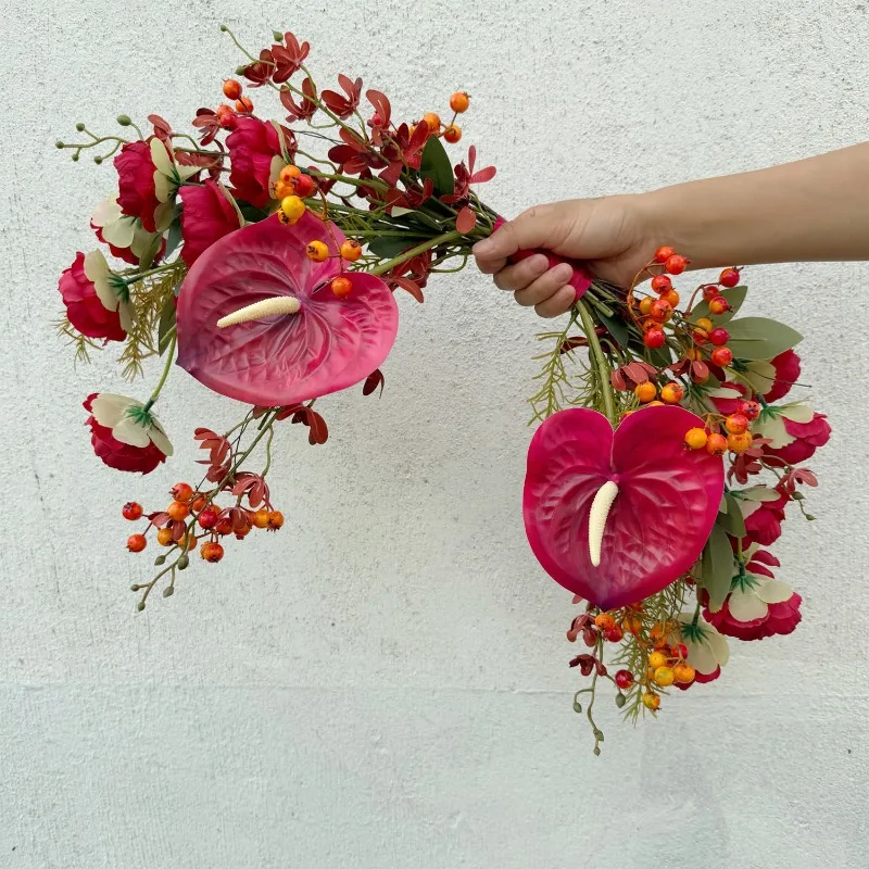

Новый китайский свадебный букет для фотосессии: невеста держит букет с красными ягодами в ретро-стиле, имитация букета