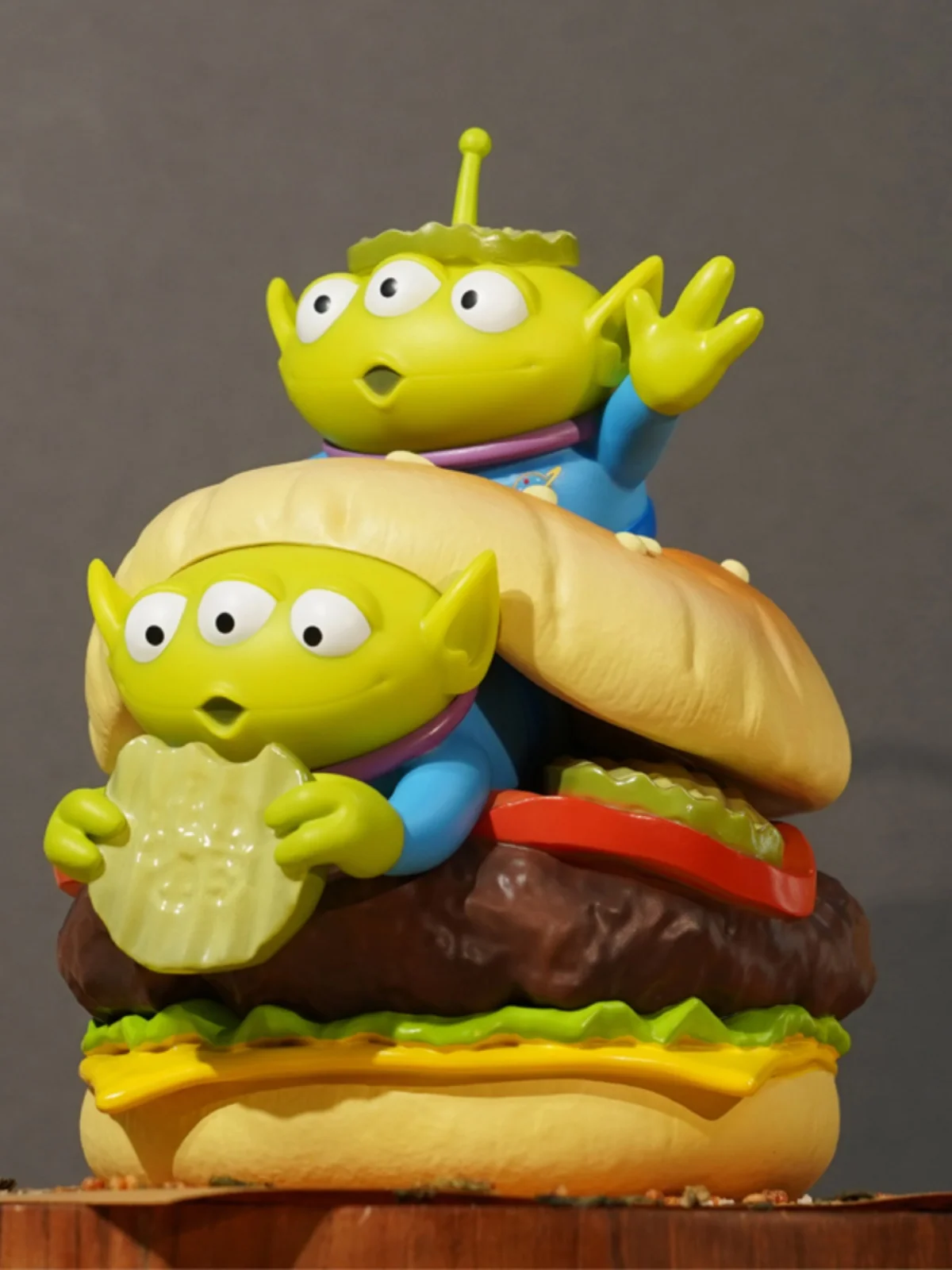 Original edition Disneys Toy Story Alien Hamburger Statue Creative Three Eyes Alien Action Figure Fashion Brand Pvc Christmas Gi