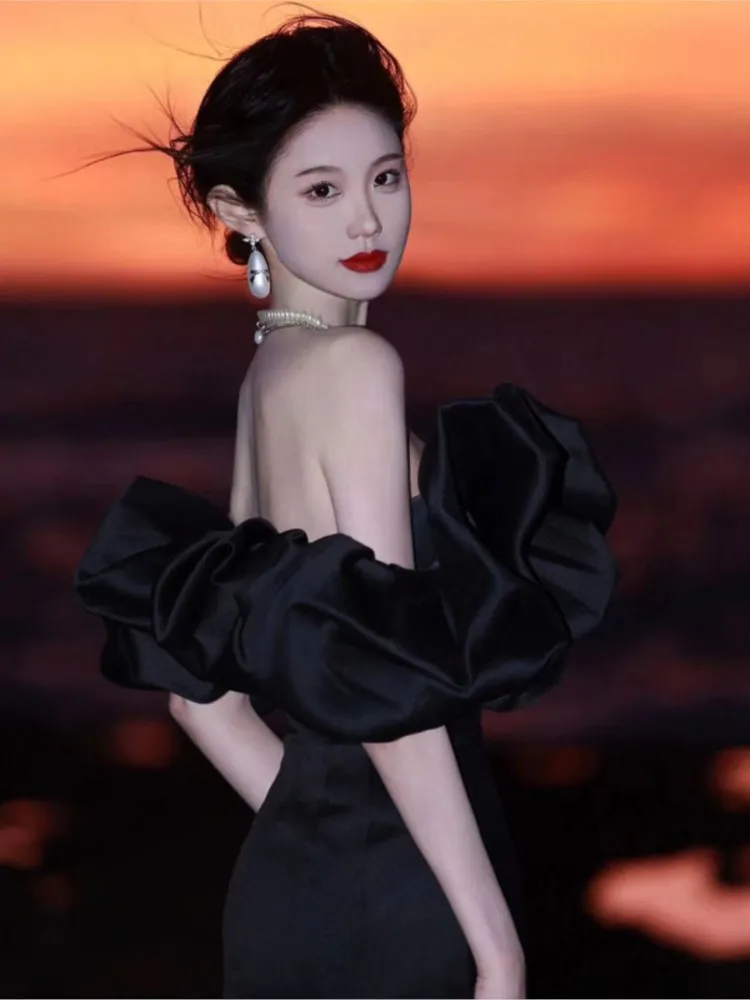 

A light luxury and niche black satin one-shoulder strapless dress