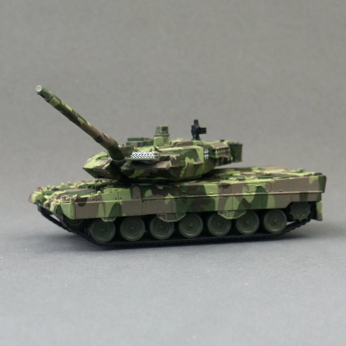 Modello di veicolo blindato con carro armato in lega 1: 40, giocattolo simulato in stile militare con suono e luce, confezione regalo originale, all'ingrosso