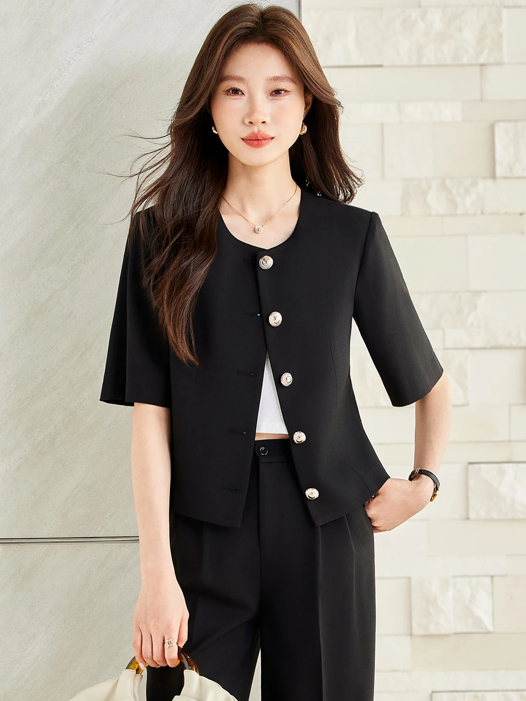White Short Suit Jacket Women's Casual Fashionable Set 2026 New Summer High-End Commute Style Button Placket Polyester Fiber