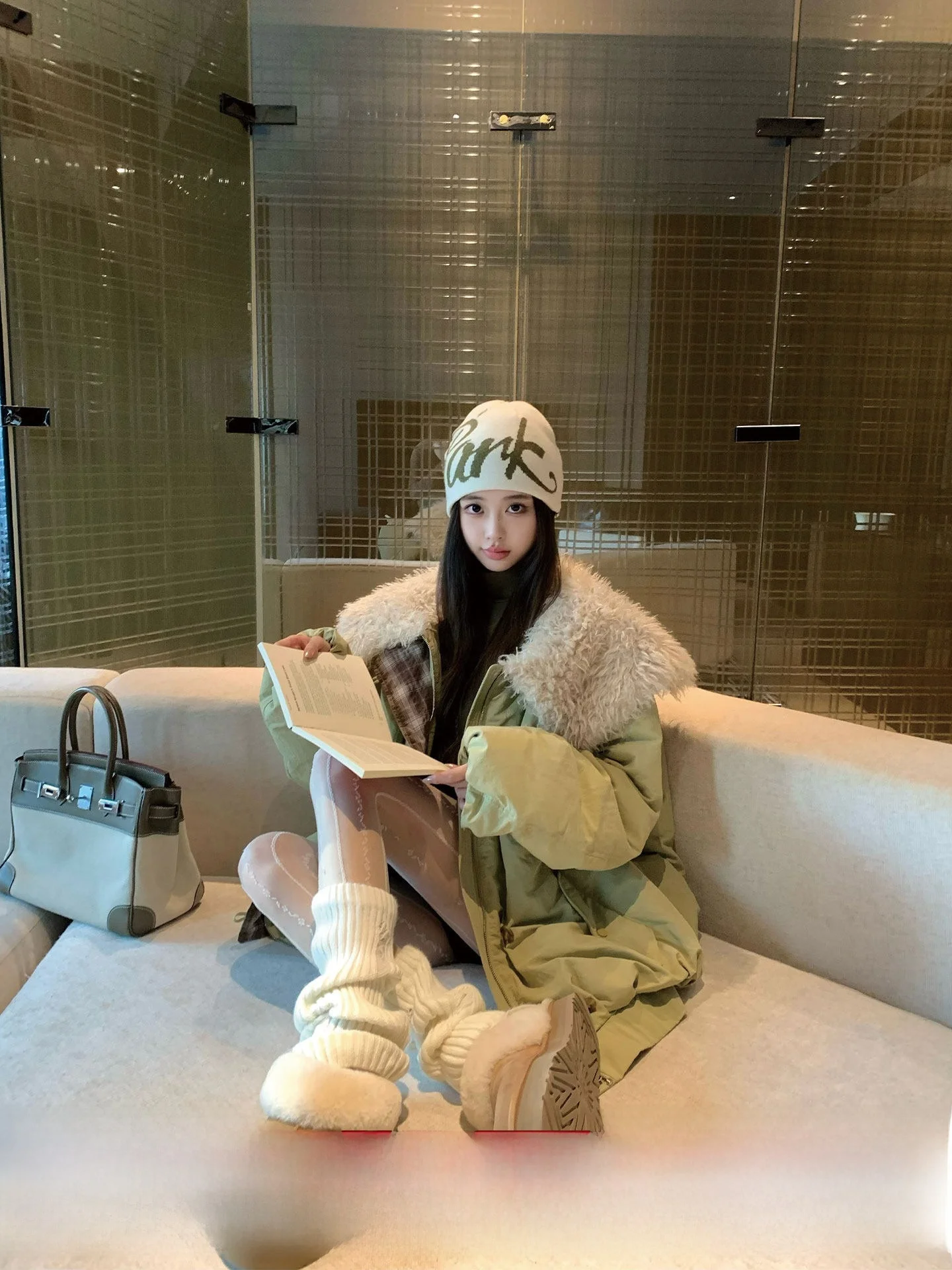 

Теплая пуховая куртка-пуховик на осень-зиму, повседневная, свободного кроя, с меховым воротником, длинная, на молнии, стандартный крой...