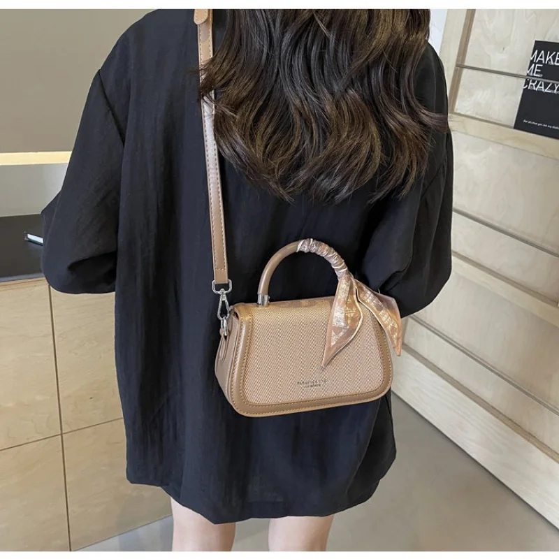 

Elegant Women's Leather Crossbody Bag, Luxury Designer Handbag for Ladies, Classic Shoulder Purse Stylish and Fashionable Acces