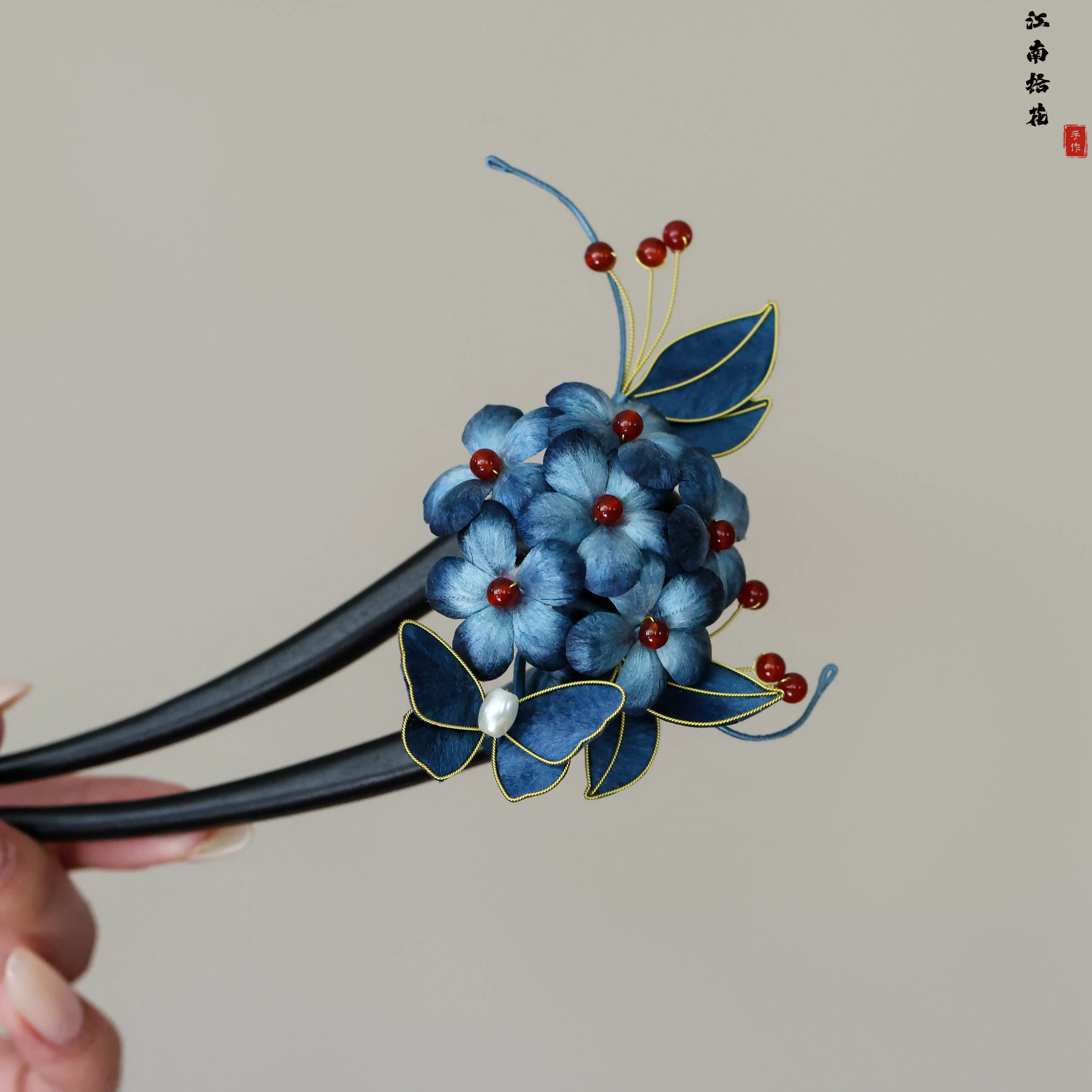 horquilla-para-el-cabello-de-terciopelo-azul-con-diseno-de-hortensia-hecha-a-mano-de-la-coleccion-de-patrimonio-inmaterial-horquilla-de-sandalo-un-regalo-ideal-para-peinados-tradicionales-chinos-hanfu