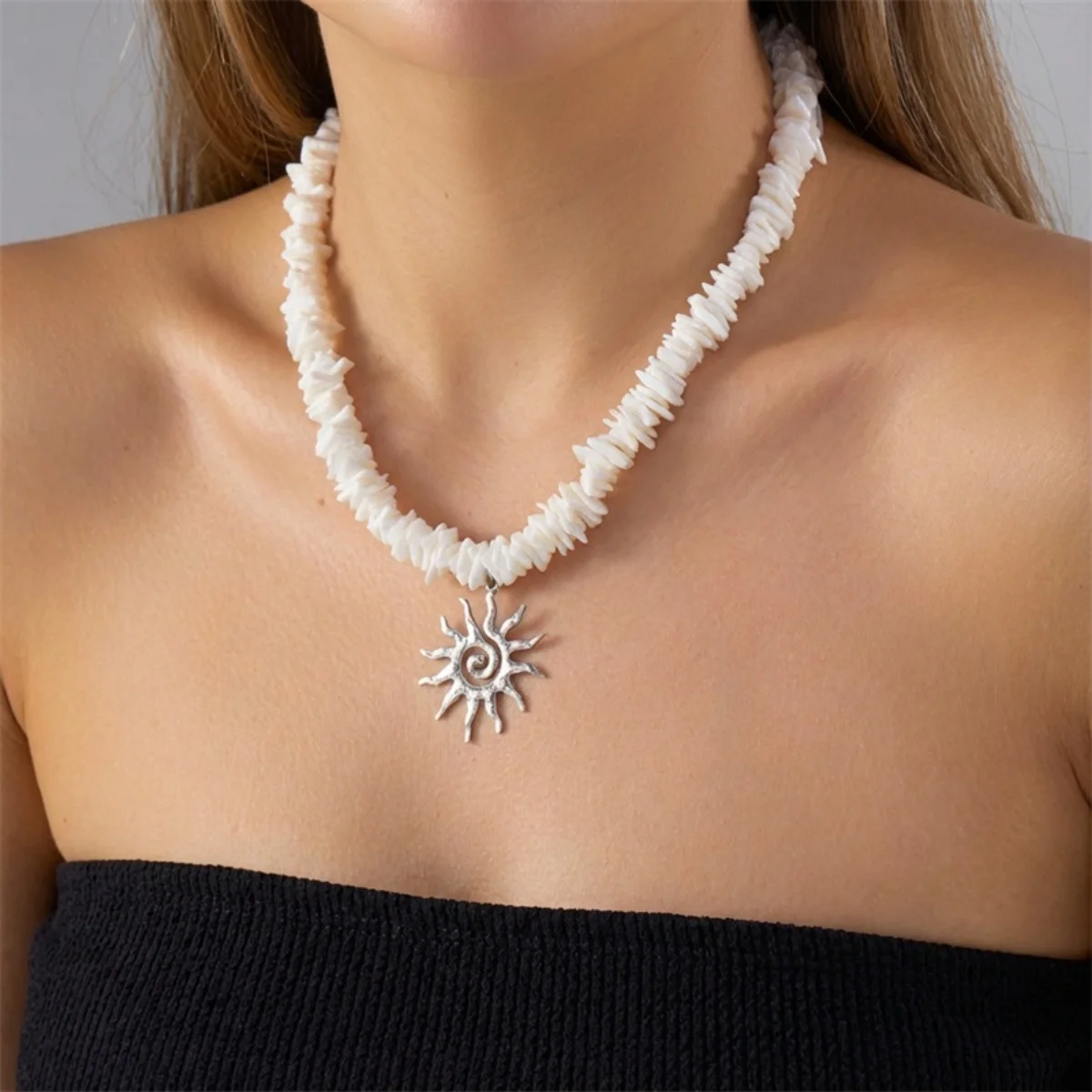 Retro-Halskette mit unregelmäßigen Muschelperlen in Maillard-Farben und Sonnenwirbel-Anhänger für Damen und Herren, doppellagige Sonnenblumen-Kette, Choker-Schmuck – Detail 11