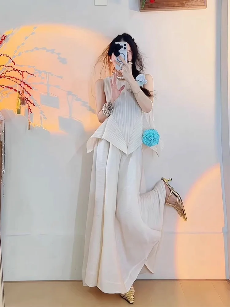 

Летний модный комплект: белый плиссированный топ без рукавов с круглым вырезом и брюки с высокой талией. Высококачественная женская одежда.