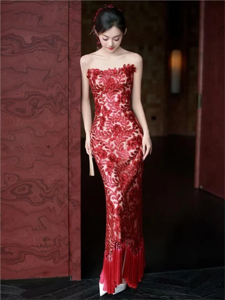 

A new red morning gown with strapless fishtail and light luxury toasting tassel dress