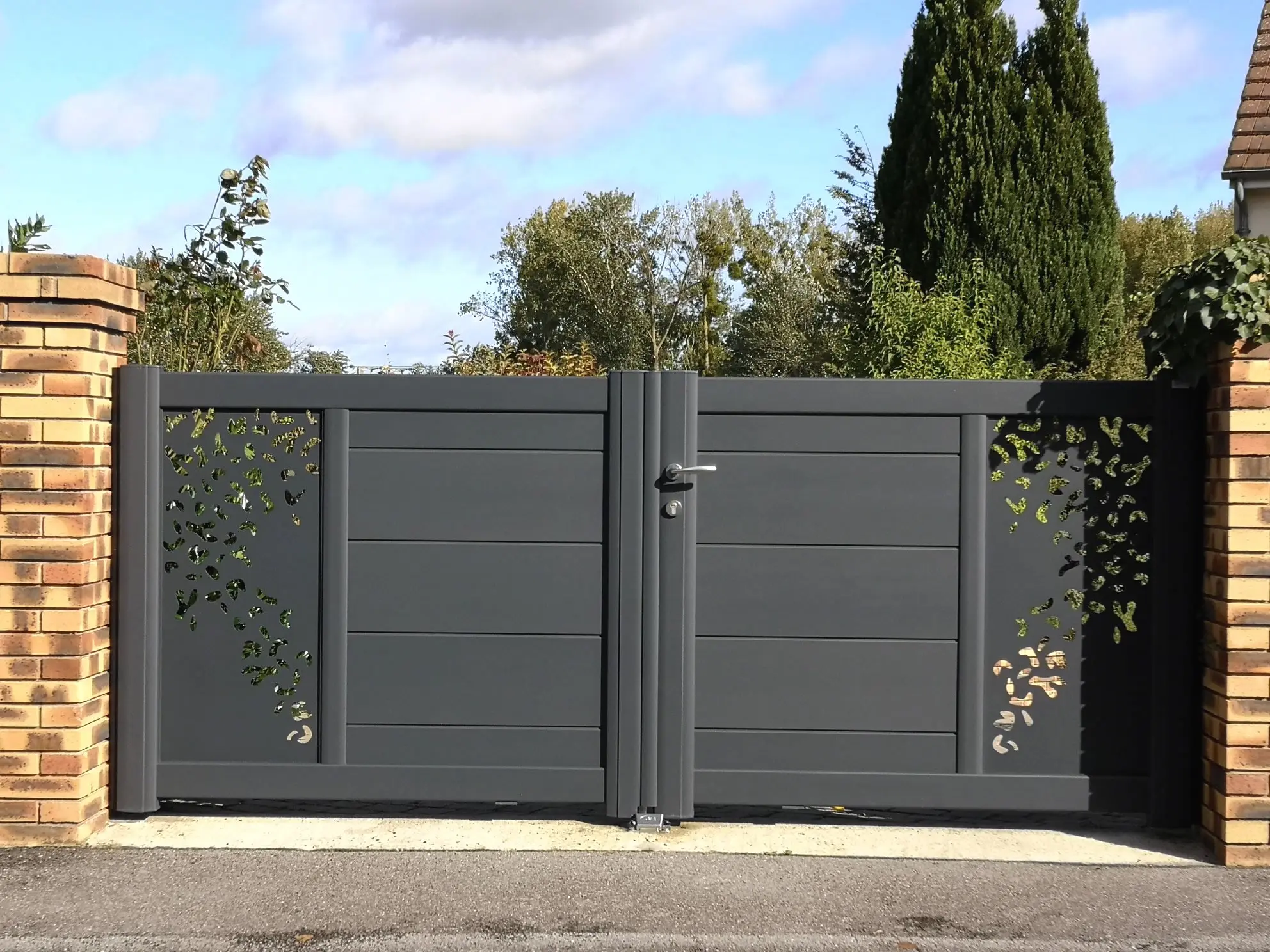 Customization Decorative Aluminium Industrial Metal Driveway Gate Nice Looking Swing Gate Aluminum Easy Aluminum Gates