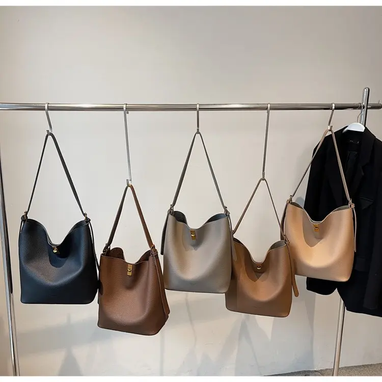 Minimalistische Kamelbraune Kunstleder-Bucket-Bag, genarbte Textur mit Schlossakzent, vielseitige Alltagstasche für Arbeit & Ausflüge – Detail 6