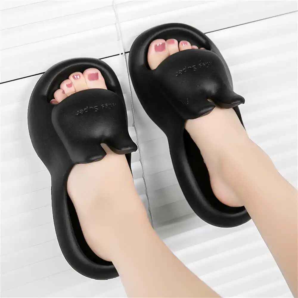 

Осенние женские бабушкины туфли без каблуков, брендовые сандалии, тапочки для пар, кроссовки, спортивные роскошные новые удобные вьетнамские туфли