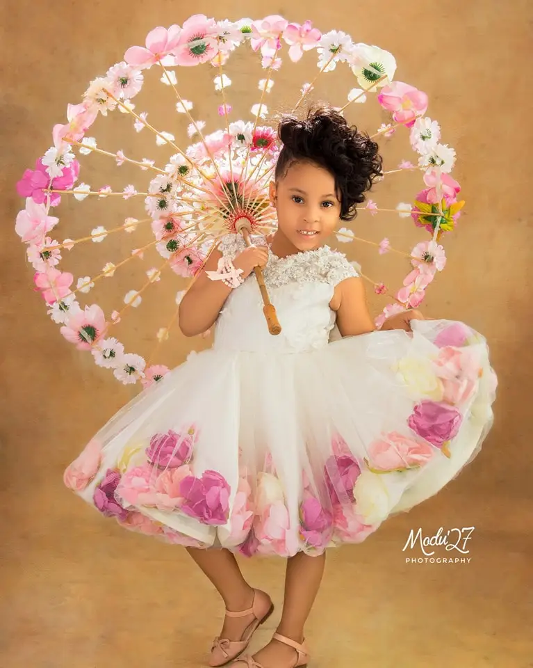 ชุดเดรสดอกไม้ที่สวยงามสําหรับงานแต่งงานที่กําหนดเองประดับด้วยลูกปัดลูกไม้ดอกไม้วันเกิดชุดปาร์ตี้