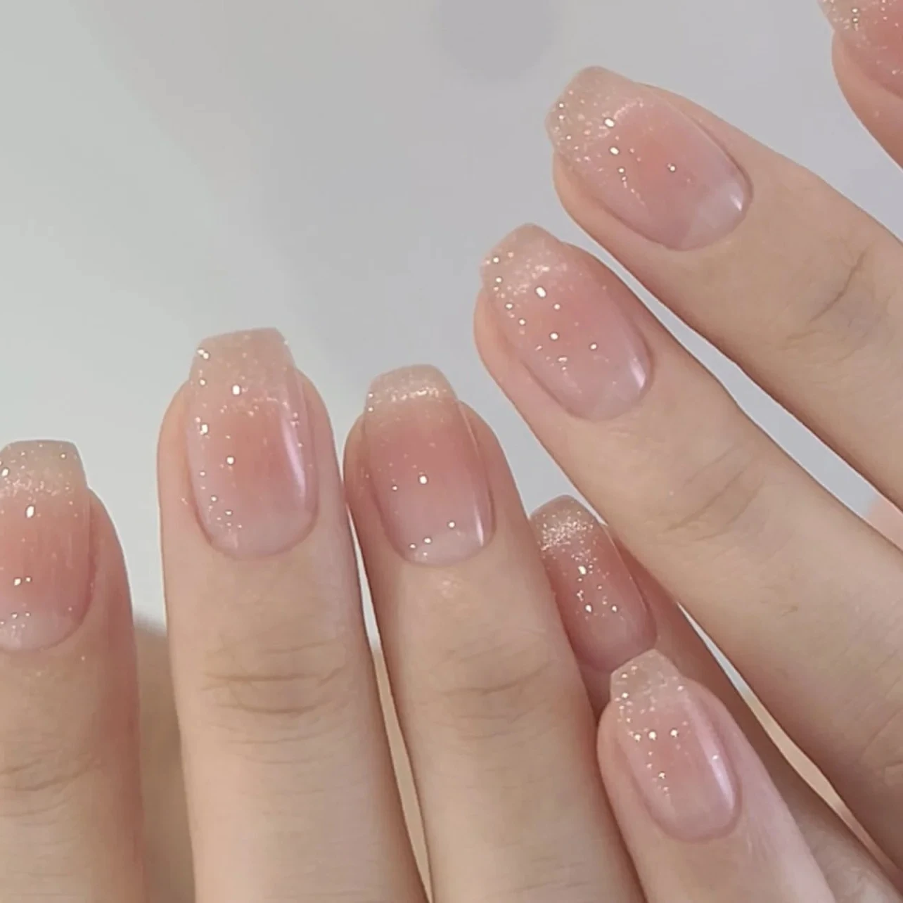 

Мерцающие кошачьи глаза, балетные накладные ногти, блестящая пудра, французские длинные заостренные накладные ногти со стразами, миндальный квадратный пресс на ногтях