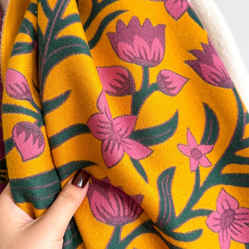 2025, Luxusmarke Damen-Winterschal aus Kaschmir – Pashmina-Schal mit Blumenmuster, Quasten, Bandana und Poncho – Detail 4