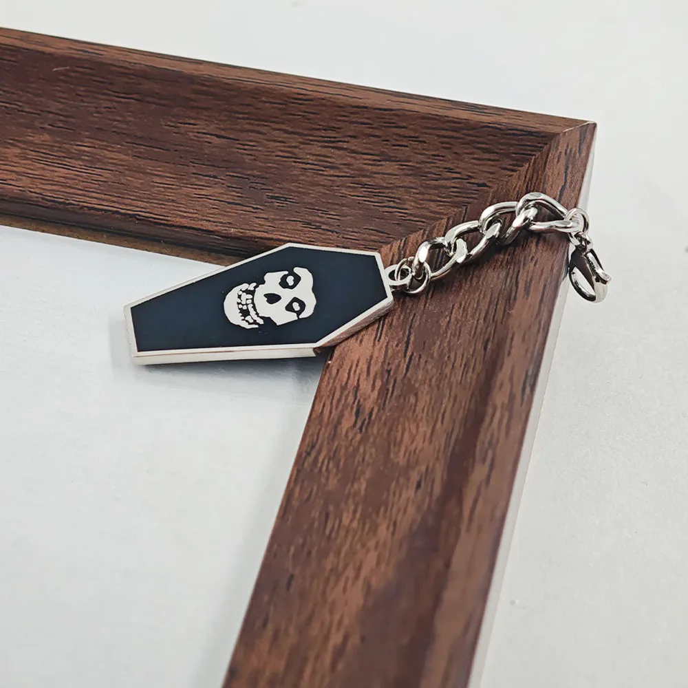 Wir sind 138 Sargförmige Doppelseitige Emaille-Schlüsselanhänger, Misfits Totenkopf-Anhänger, Punk-Rock-Horror-Fans Taschenanhänger, Schmuckgeschenk – Detail 9